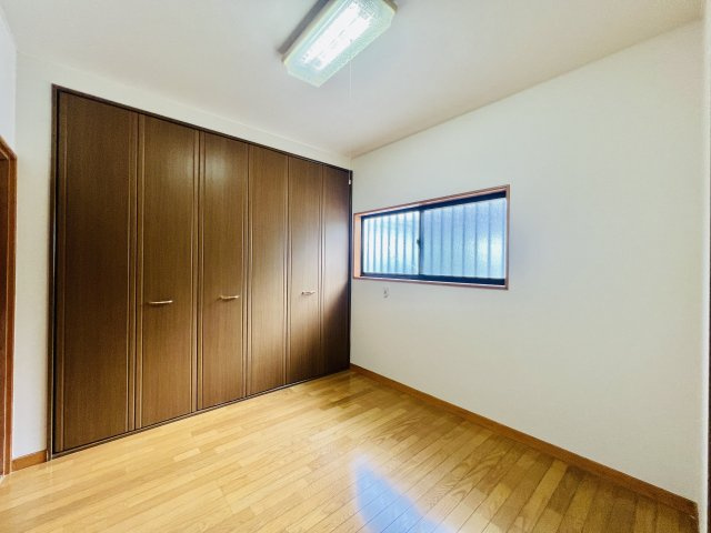 伊勢崎市田中島町の洋室|１階には、季節物などの収納も便利な納戸付き