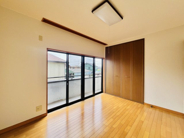伊勢崎市田中島町の洋室|バルコニーに面した明るい洋室♪