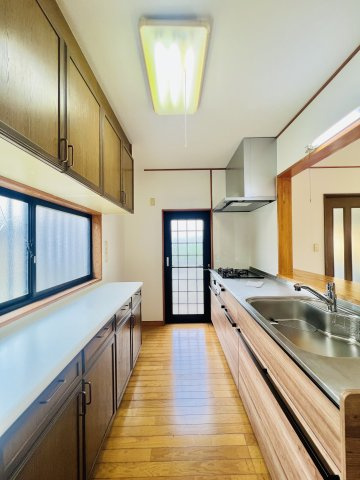 伊勢崎市田中島町のキッチン|収納スペースも充実のキッチン◎