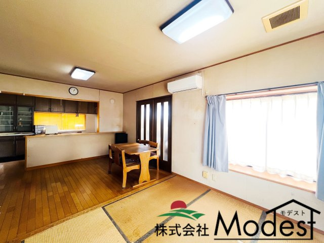 伊勢崎市田中島町の居間・リビング|17帖リビングは、家具の配置も考えやすいです♪