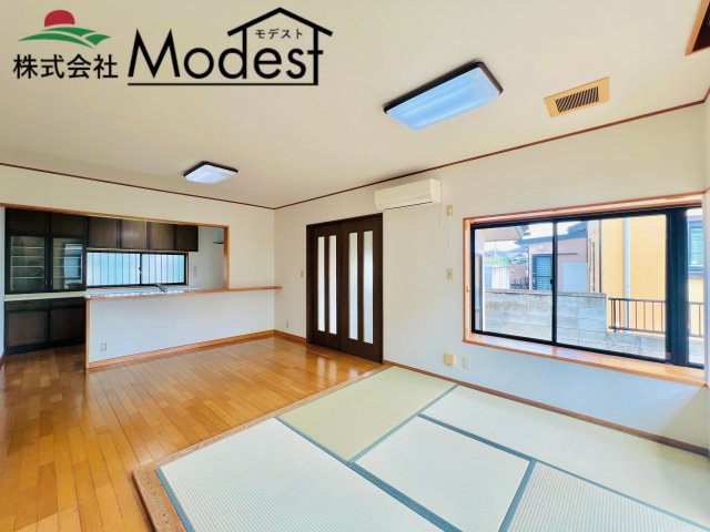 伊勢崎市田中島町の居間・リビング|17帖リビングは、家具の配置も考えやすいです♪