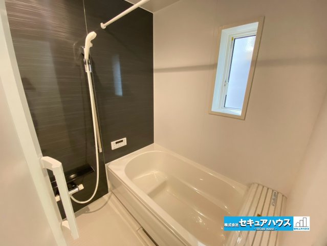 【今からご案内可能】東海市加木屋町陀々法師　全4棟の浴室|【浴室】
◆アクセントパネルで落ち着きのある雰囲気を演出し、毎日の疲れを癒やすバスタイムを過ごせます。
◆窓付きで、カビの繁殖を抑える効果があります。
◆オプションでお好きなサイズの鏡を設置できます。