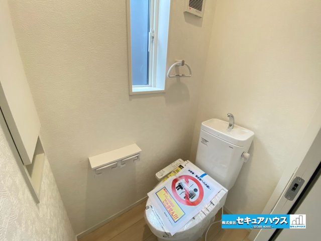 【今からご案内可能】東海市加木屋町陀々法師　全4棟のトイレ|【高機能トイレ】　　　　　　　　　　
◆高機能トイレの多くは便器のフタの開閉が自動であり、使用後に手動で水を流す面倒もなく非常に便利です。スタイリッシュな見た目で、お掃除しやすく、節水効果が高いです。
