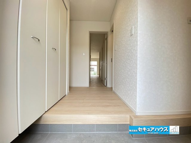 【今からご案内可能】東海市加木屋町陀々法師　全4棟の玄関|【玄関】　　　　　　　　　　　　　　　　　　　
◆光が差し込み明るいです。気分も晴れやかになりますね。
◆玄関には、収納力のあるシューズクロークがございます。玄関まわりがすっきり片付きます。　