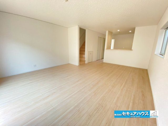 【今からご案内可能】東海市加木屋町陀々法師　全4棟の居間・リビング|【LDK】　　　　　　　　
◆家族揃ってリビングで過ごすお休みの日が、楽しみになる場所となることでしょう。
◆対面式のオープンキッチンは、家事をしながら家族の様子が一目でわかる安心＆便利設備♪