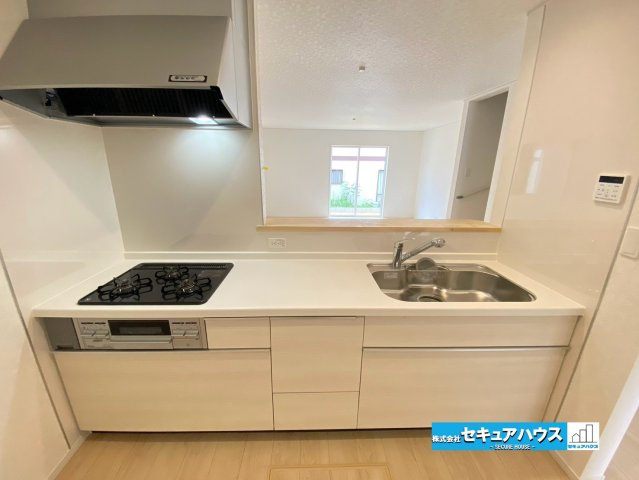 【今からご案内可能】東海市加木屋町陀々法師　全4棟のキッチン|【キッチン】　　　　　　　　　　　　　
◆「焼く・蒸す・煮る」の工程を同時進行で進めることができるので、料理を素早く作ることができます。
◆食洗機をオプションでつけることも可能なシステムキッチンです。
