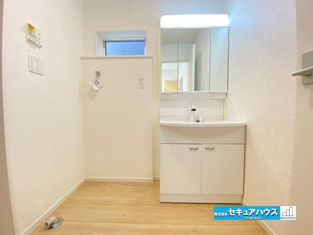 【今からご案内可能】東海市加木屋町陀々法師　全4棟の独立洗面台|【洗面台】　　　　　　　　　　　　　　
◆鏡の裏にはたっぷりと収納スペースを標準装備！
◆電源を付属しているのでドライヤーなど利用できます。
◆シャワー付きの洗面台のため清掃も楽に行うことが出来ます。