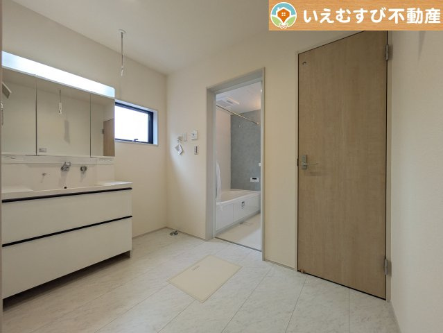 Livele Garden.S　熊谷肥塚第3の独立洗面台|ゆとりの広さの洗面室
洗濯機を置いても余裕のある広さ！家事をするにも身支度するにも便利な広さですね！