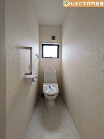 Livele Garden.S　熊谷肥塚第3のトイレ|シンプルで清潔感のあるトイレ
窓付きで明るく、お掃除しやすいシンプルな空間♪