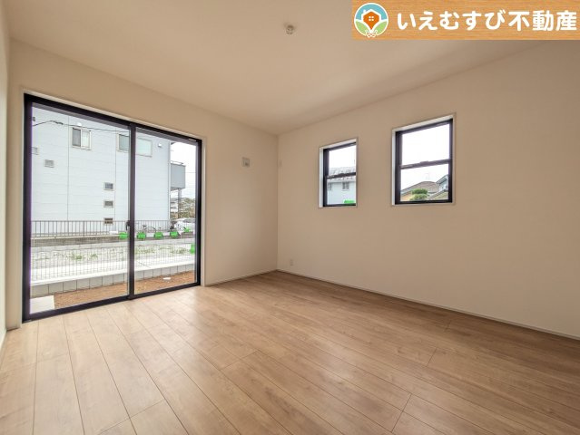 Livele Garden.S　熊谷肥塚第3の洋室|シンプルで明るいお部屋
2面採光で日当り良好！シンプルなお部屋なので自分で家具を選ぶのが楽しみですね！