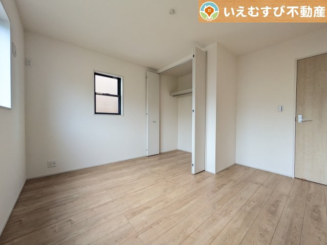 Livele Garden.S　熊谷肥塚第3の洋室|ゆとりの広さの主寝室！
大きなベッドも楽々置けます！白とブラウンで統一されたナチュラルな色合いが落ち着く♪