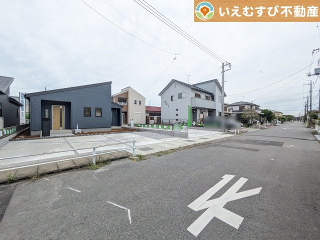 Livele Garden.S　熊谷肥塚第3の前面道路含む現地写真|安心の広々6ｍ前面道路
6ｍの前面道路はお車の駐車が楽々！すれ違える広さが確保されています♪