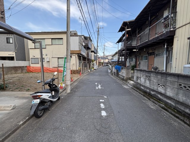 足立区本木南町　建築条件なし土地の前面道路含む現地写真