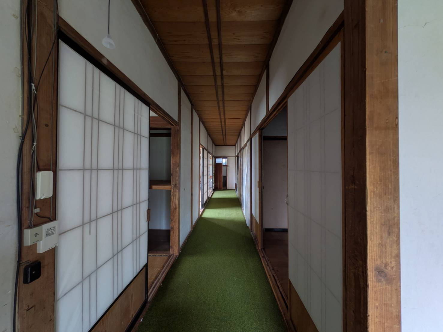 土間がある和風邸宅～長野県松本市大字寿小赤～の独立洗面台|和の風情を引き立てる、緑のカーペットが敷かれた内廊下