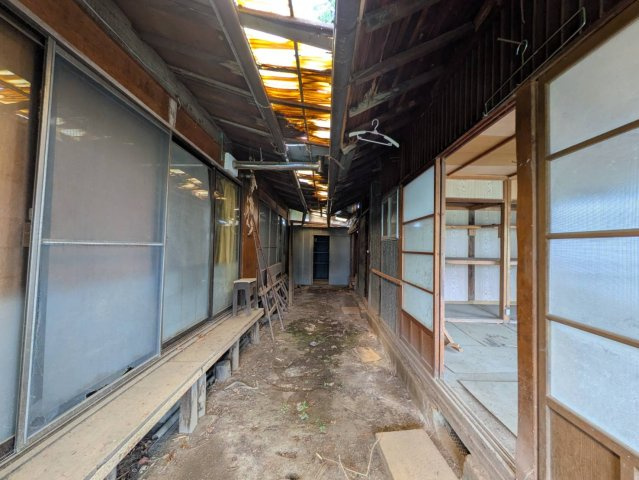 土間がある和風邸宅～長野県松本市大字寿小赤～のその他|増築部分へ靴のまま移動できる、利便性の高い土間玄関