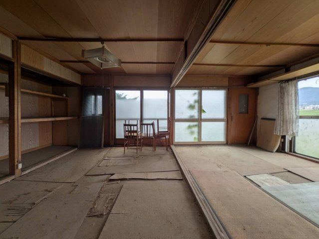 土間がある和風邸宅～長野県松本市大字寿小赤～の和室|日当たりが良く、作業場や収納に活用できる増築部分の室内。