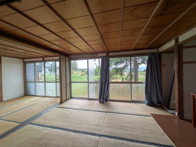 土間がある和風邸宅～長野県松本市大字寿小赤～の和室|南側の窓から心地よい自然光が差し込む２間続きの和室