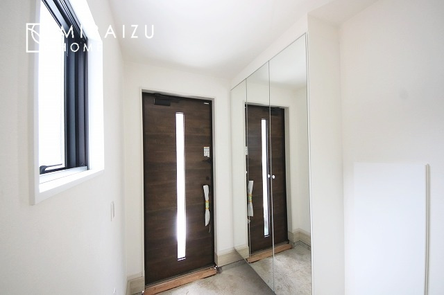 【玄関】 | 永く住むからこそシンプルで飽きのこないデザインに。ただいま、おかえりの温かな声が聞こえる玄関。