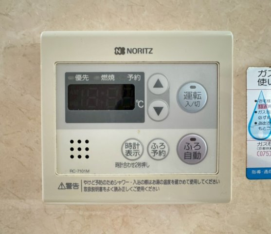 ◆令和７年７月リフォーム済みにつき美室◆「伊勢田」駅まで徒歩６分◆収納豊富◆宇治市伊勢田町若林の浴室|浴室操作パネル