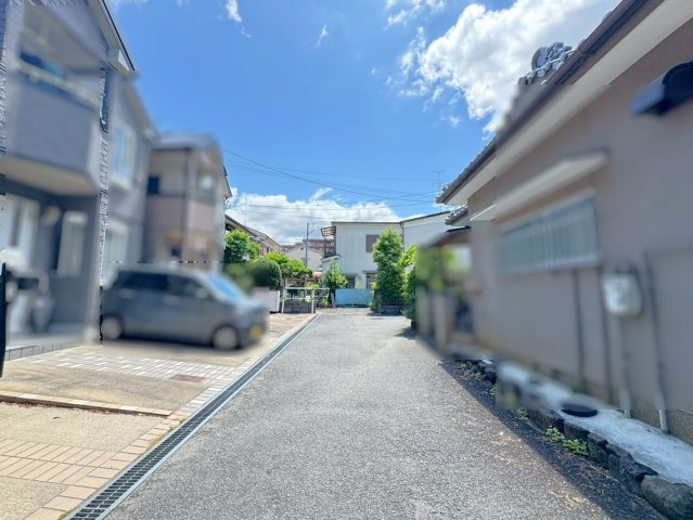 ◆令和７年７月リフォーム済みにつき美室◆「伊勢田」駅まで徒歩６分◆収納豊富◆宇治市伊勢田町若林の前面道路含む現地写真|前道