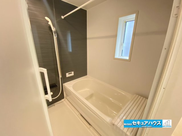 【今からご案内可能】東海市加木屋町陀々法師　全4棟の浴室|【浴室】
◆アクセントパネルで落ち着きのある雰囲気を演出し、毎日の疲れを癒やすバスタイムを過ごせます。
◆窓付きで、カビの繁殖を抑える効果があります。
◆オプションでお好きなサイズの鏡を設置できます。