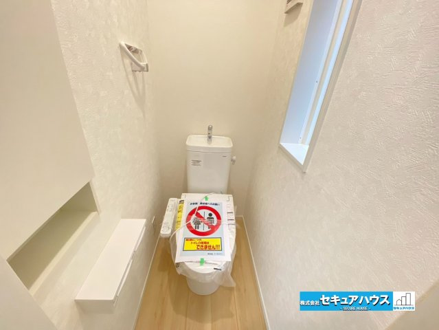 【今からご案内可能】東海市加木屋町陀々法師　全4棟のトイレ|【高機能トイレ】　　　　　　　　　　
◆高機能トイレの多くは便器のフタの開閉が自動であり、使用後に手動で水を流す面倒もなく非常に便利です。スタイリッシュな見た目で、お掃除しやすく、節水効果が高いです。