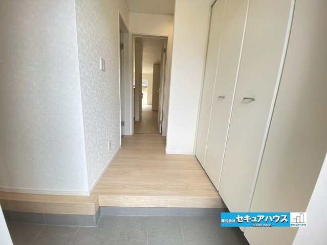 【今からご案内可能】東海市加木屋町陀々法師　全4棟の玄関|【玄関】　　　　　　　　　　　　　　　　　　　
◆光が差し込み明るいです。気分も晴れやかになりますね。
◆玄関には、収納力のあるシューズクロークがございます。玄関まわりがすっきり片付きます。　
