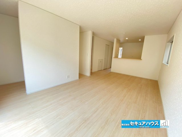 【今からご案内可能】東海市加木屋町陀々法師　全4棟の居間・リビング|【LDK】
◆日当たりが良く温かい広々リビングは家族の団らんスペースになります。
◆クローゼット付きの収納ははティッシュボックスや掃除道具などの日用品を隠す収納ができるためとても便利です。　　