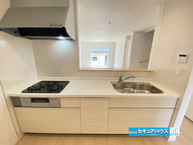 【今からご案内可能】東海市加木屋町陀々法師　全4棟のキッチン|【キッチン】　　　　　　　　　　　　　
◆「焼く・蒸す・煮る」の工程を同時進行で進めることができるので、料理を素早く作ることができます。
◆食洗機をオプションでつけることも可能なシステムキッチンです。