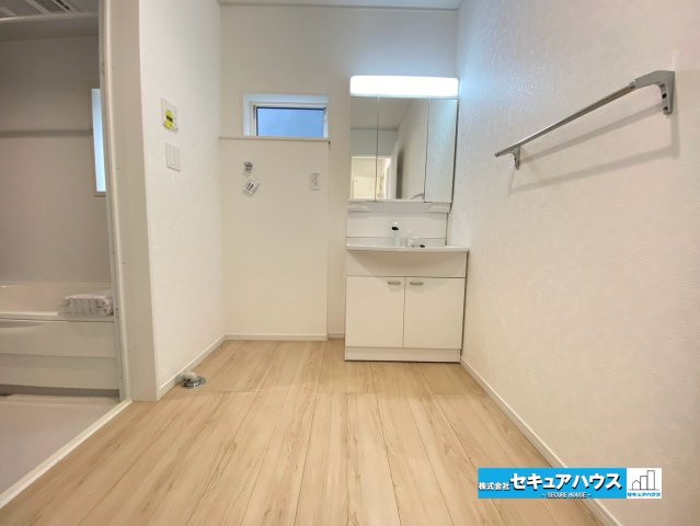 【今からご案内可能】東海市加木屋町陀々法師　全4棟のその他|【洗面台】　　　　　　　　　　　　　　
◆鏡の裏にはたっぷりと収納スペースを標準装備！
◆電源を付属しているのでドライヤーなど利用できます。
◆シャワー付きの洗面台のため清掃も楽に行うことが出来ます。