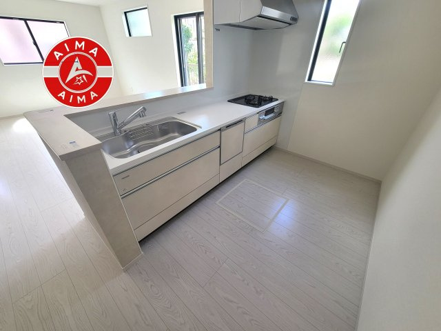 福岡市南区大平寺2丁目第5-1棟（1号棟）のキッチン|ダイニングテーブルへの配膳がラクラク、お料理はかどるカウンター付きシステムキッチン！