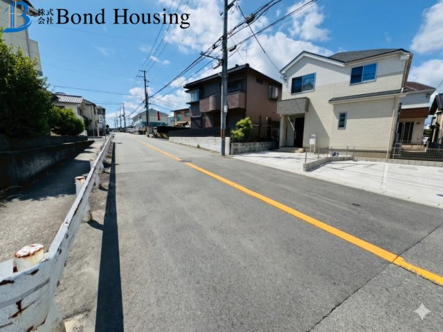 築浅戸建　太陽光蓄電池付き　竜が岡5丁目　築3年の前面道路含む現地写真