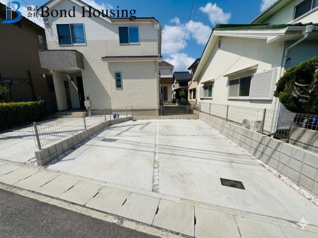 築浅戸建　太陽光蓄電池付き　竜が岡5丁目　築3年の駐車場