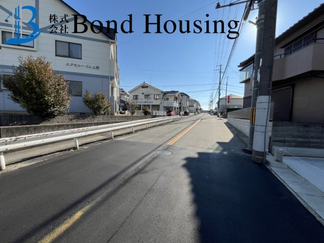 築浅戸建　太陽光蓄電池付き　竜が岡5丁目　築3年の前面道路含む現地写真