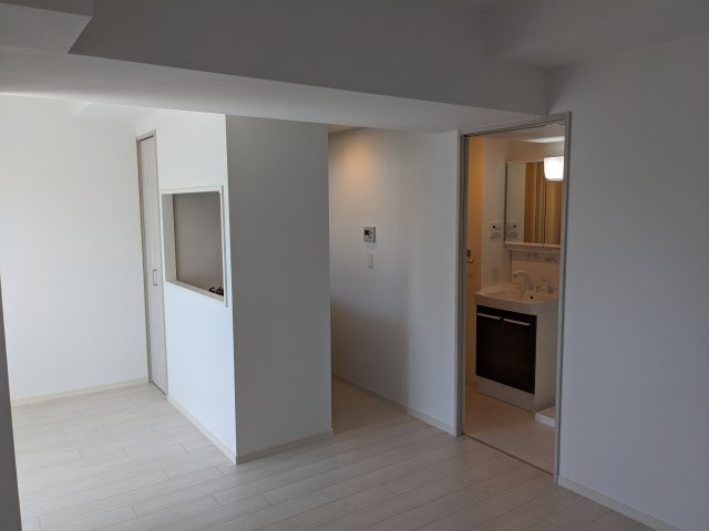 グルーブ神戸元町アリアの居間・リビング|モデル住戸901の室内写真です