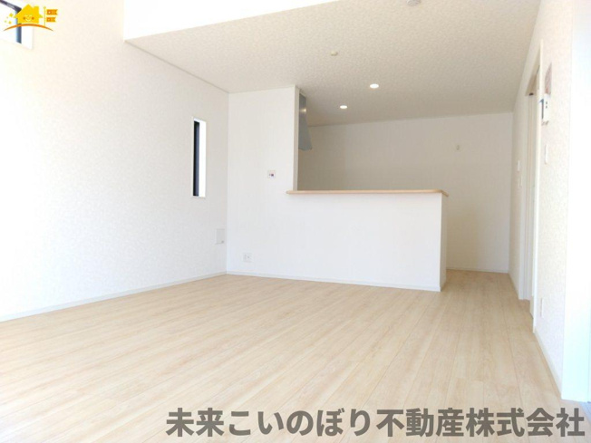 【居間・リビング】 | Cradle garden加須市下高柳第3　1号棟 | 一日の中で多くの時間を過すことになるリビングダイニングだからこそ、いつも穏やかな空間であることが必然。爽やかな通風と採光を存分に感じる事が出来る空間です。