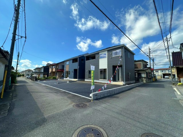 CRADLEGARDEN宇都宮市若草第5の洗面所|同社施工物件の写真です。※建具やフローリング、その他仕様が違う場合がございます。シャンプードレッサーで朝の身支度♪伸びるホースでお掃除も簡単清潔です！