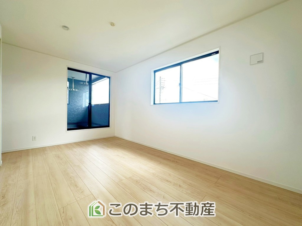 CRADLEGARDEN宇都宮市若草第5の洋室|採光も確保されたお部屋です。大きいベッドを置いても余裕のあるゆとり空間。
