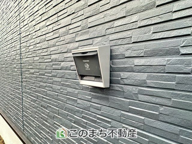 CRADLEGARDEN宇都宮市若草第5のキッチン|三ツ口コンロ採用で、同時調理もスムーズ◎！お料理を並べられるカウンター付きで、配膳・片付けをサポート！リビングで過ごすご家族とコミュニケーションを楽しみながら作業可能です♪