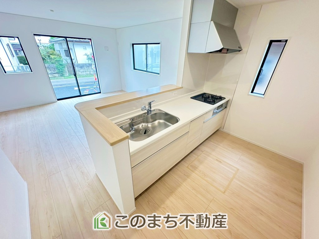 CRADLEGARDEN宇都宮市若草第5のキッチン|"お洒落なホワイト天板のペニンシュラキッチンを採用しております。
浄水器内蔵の水栓です♪"
