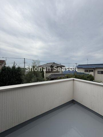 【現地画像あり】平塚市片岡　中古戸建　30.26坪のバルコニー|洗濯物・お布団が気持ち良く乾く南向きのワイドバルコニー◎