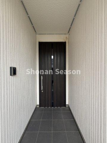 【現地画像あり】平塚市片岡　中古戸建　30.26坪の玄関|玄関は屋根付きなので、悪天候・手荷物が多い日でも安心ですね♪