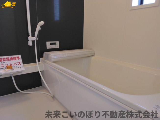 【浴室】 | Cradle garden加須市下高柳第3　2号棟 | １坪サイズのバスルーム。浴室換気乾燥機を標準装備。乾きやすい床やお手入れのしやすい排水口など、いつも清潔にご使用いただけます。