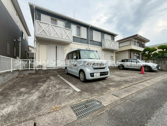 メゾンクレールの駐車場