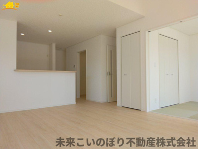 【居間・リビング】 | Cradle garden加須市下高柳第3　3号棟 | 一日の中で多くの時間を過すことになるリビングダイニングだからこそ、いつも穏やかな空間であることが必然。爽やかな通風と採光を存分に感じる事が出来る空間です。