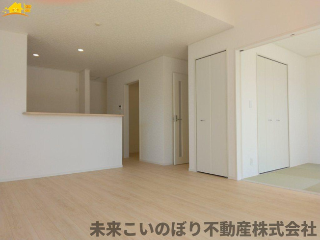 【居間・リビング】 | Cradle garden加須市下高柳第3　3号棟 | 一日の中で多くの時間を過すことになるリビングダイニングだからこそ、いつも穏やかな空間であることが必然。爽やかな通風と採光を存分に感じる事が出来る空間です。