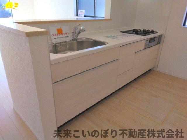 【キッチン】 | Cradle garden加須市下高柳第3　3号棟 | 対面キッチンならつくりたてのお料理をすぐに食卓へ♪配膳しながら調理ができるので調理スペースを広く使用でき、作業効率も上がります♪