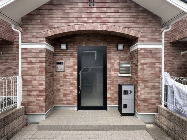川崎市多摩区宿河原３丁目のアパートのエントランス