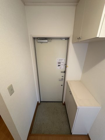 川崎市多摩区宿河原３丁目のアパートの玄関