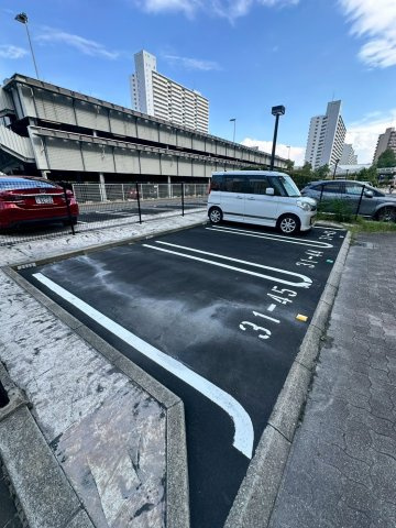 UR武庫川 31号棟の駐車場